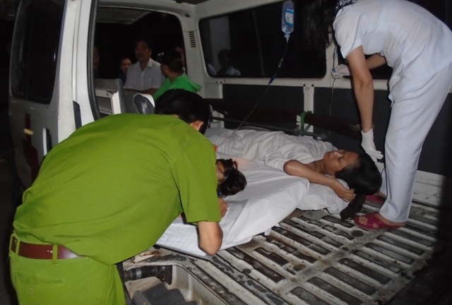 Bị bạn trai cũ của con gái tạt axit, hai mẹ con bỏng nặng